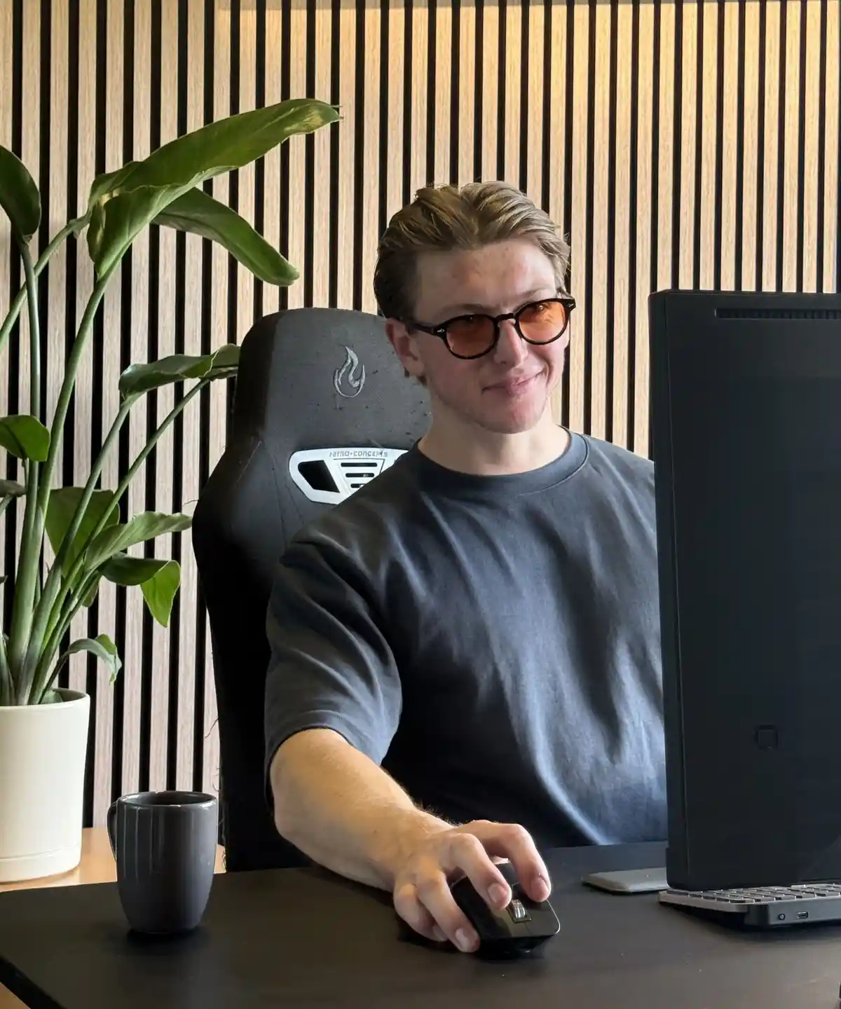 Thijs achter zijn bureau